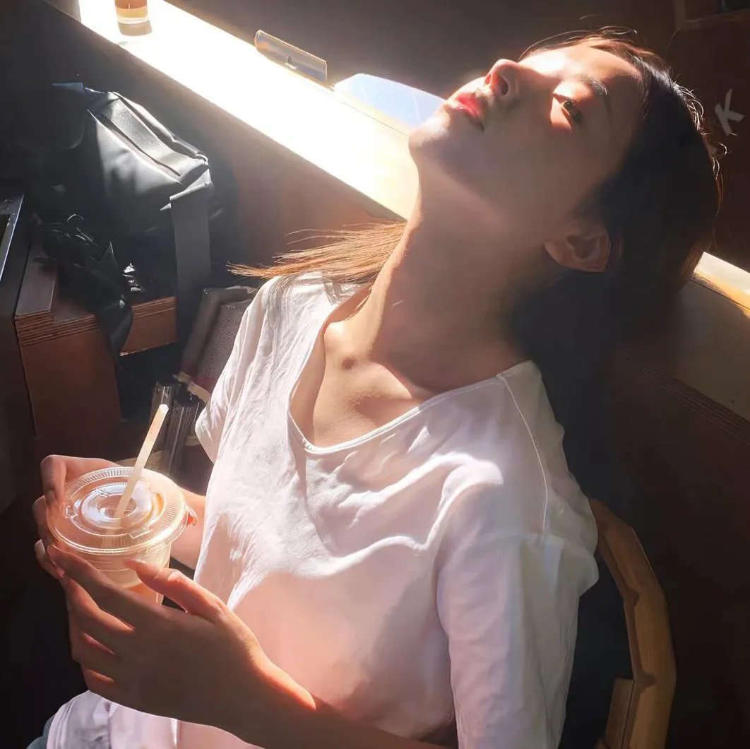 被狮子吃掉了海报