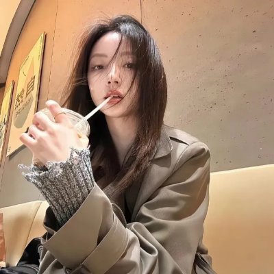 红唇海报
